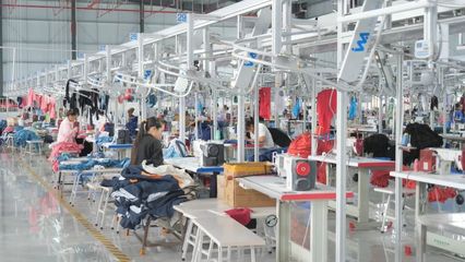 浙泰輕紡城 生產(chǎn)車間制衣忙，針織品帶動(dòng)就業(yè)促增收